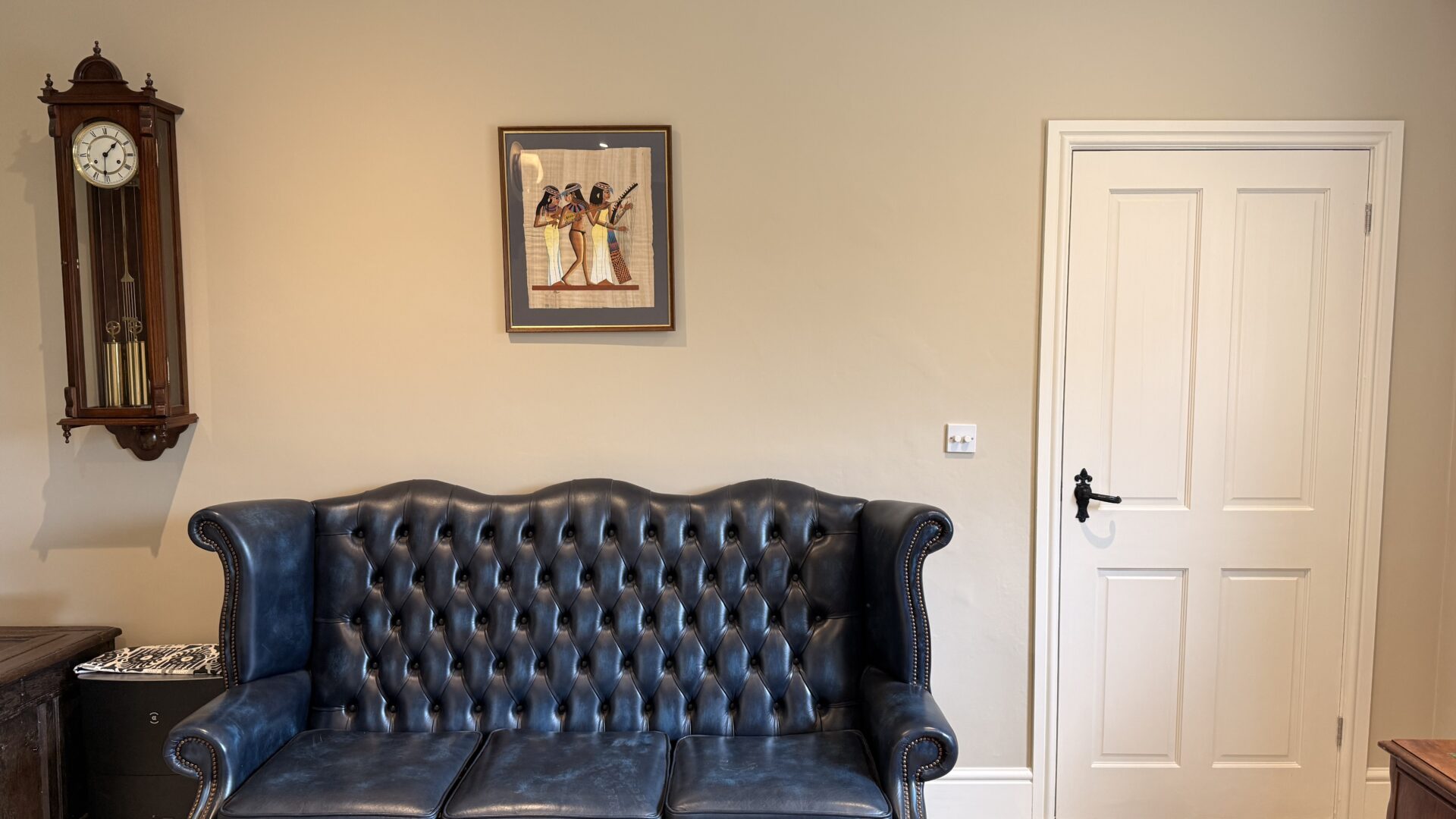 A decorated living room with a chesterfield sofa